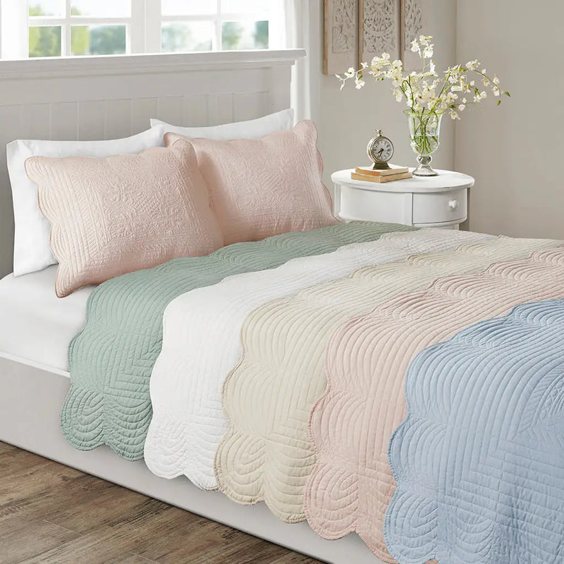 Reversible Scalloped Edge Quilt Set