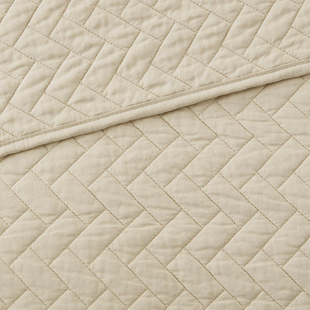 Queen 3 Piece Luxurious Oversized Quilt Set Media 11
