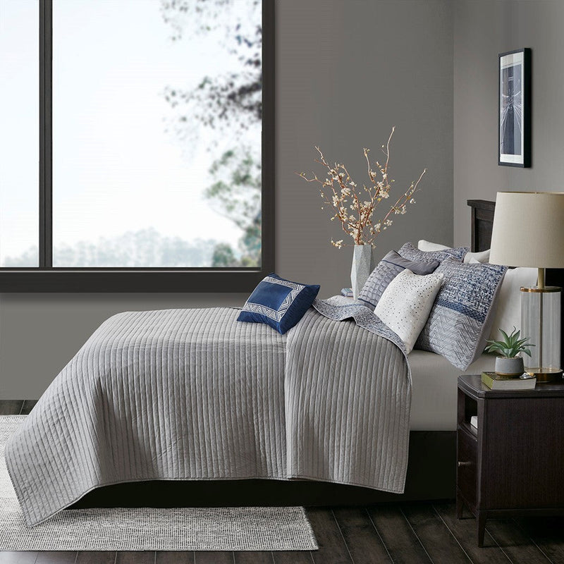 6 Piece Reversible Jacquard Quilt Set with Throw Pillows Navy King/Cal King
