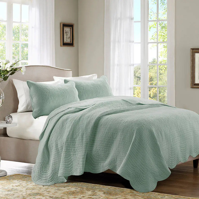 Reversible Scalloped Edge Quilt Set