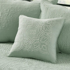 Reversible Scalloped Edge Quilt Set perspective