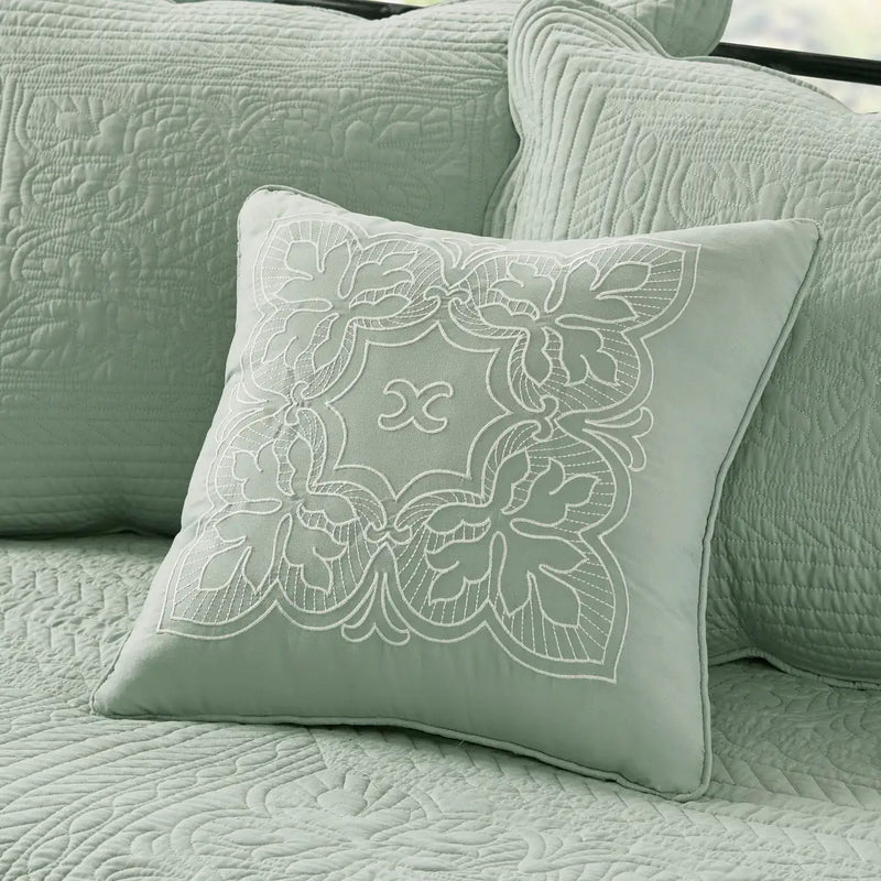Reversible Scalloped Edge Quilt Set