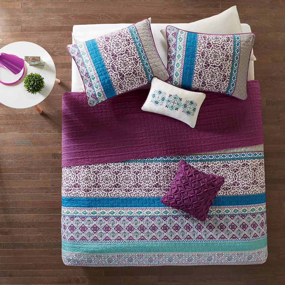 Full/Queen Reversible Quilt Set with Throw Pillows Media 10