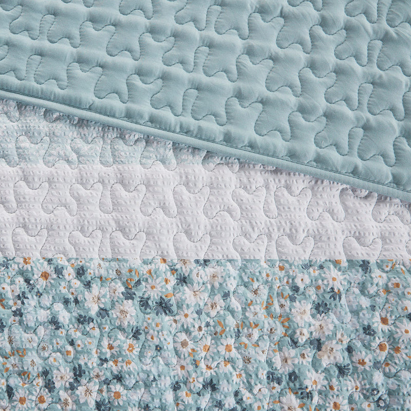 King/Cal King 4 Piece Seersucker Quilt Set with Throw Pillow
