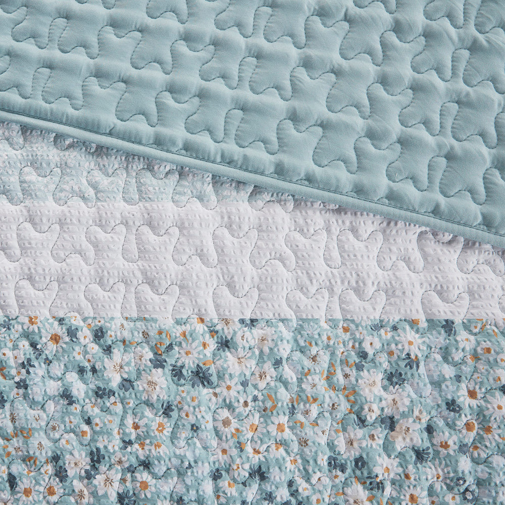 Full/Queen 4 Piece Seersucker Quilt Set with Throw Pillow Media 3