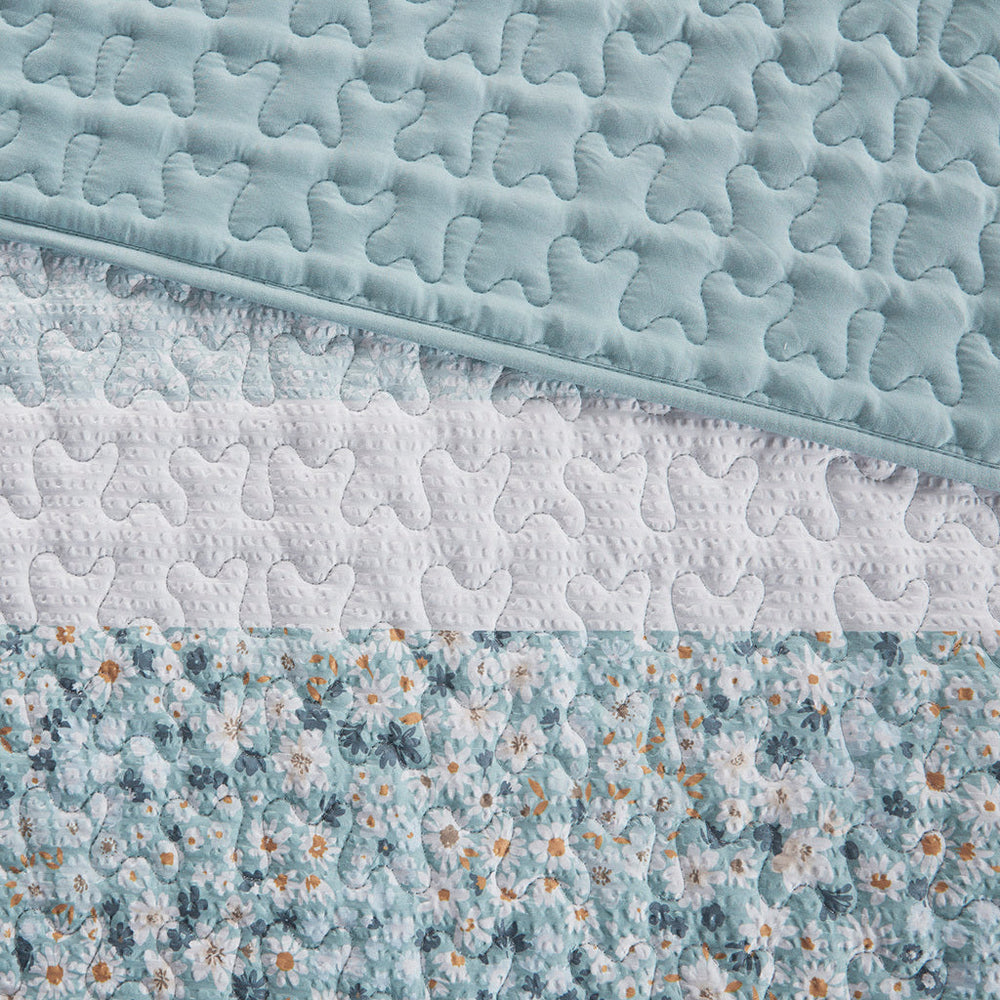 Full/Queen 4 Piece Seersucker Quilt Set with Throw Pillow Media 3