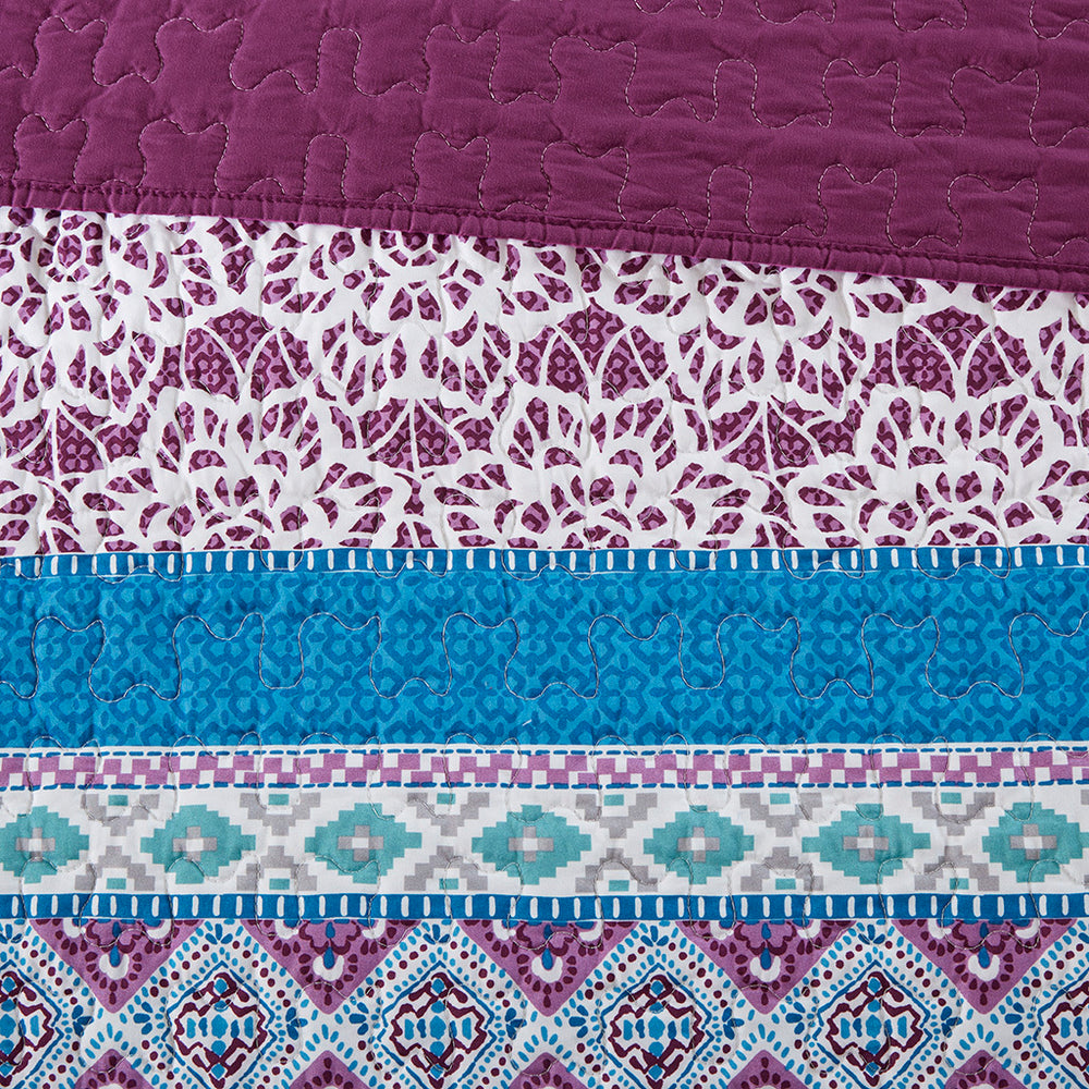 Full/Queen Reversible Quilt Set with Throw Pillows Media 9