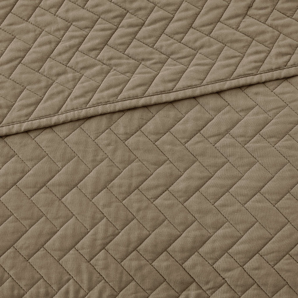 Queen 3 Piece Luxurious Oversized Quilt Set Media 9