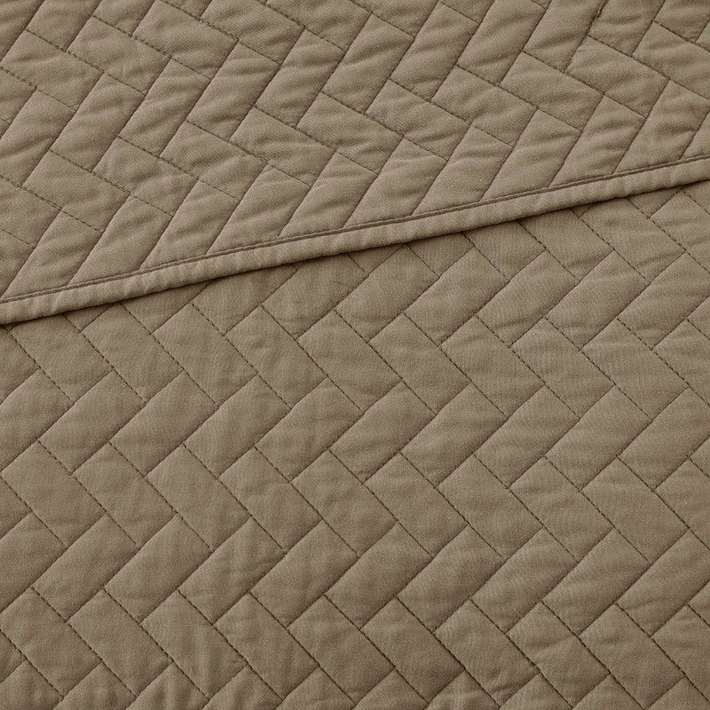 Queen 3 Piece Luxurious Oversized Quilt Set