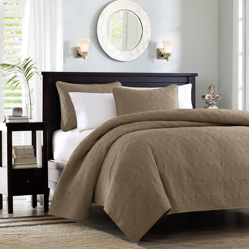 Reversible Quilt and Bedspread Set