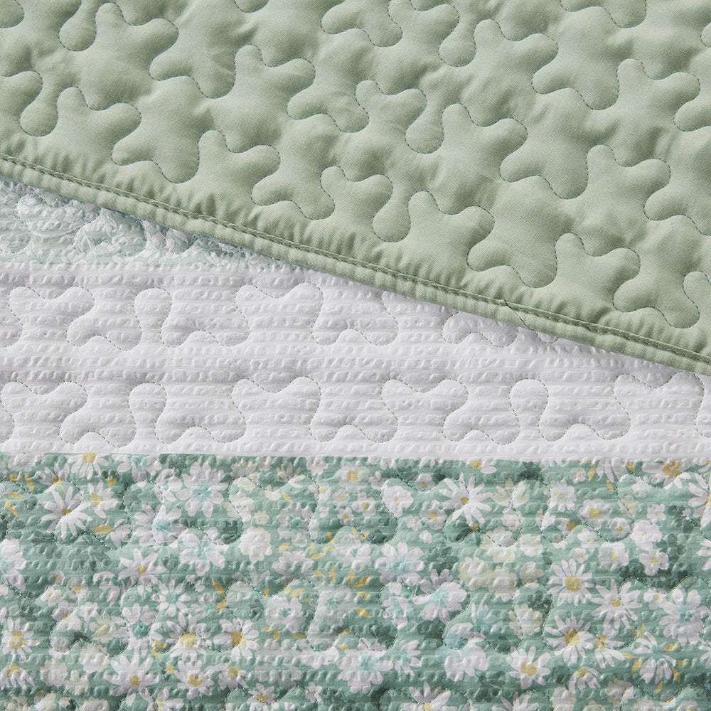Full/Queen 4 Piece Seersucker Quilt Set with Throw Pillow Media 8