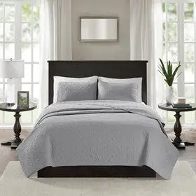 Reversible Quilt and Bedspread Set