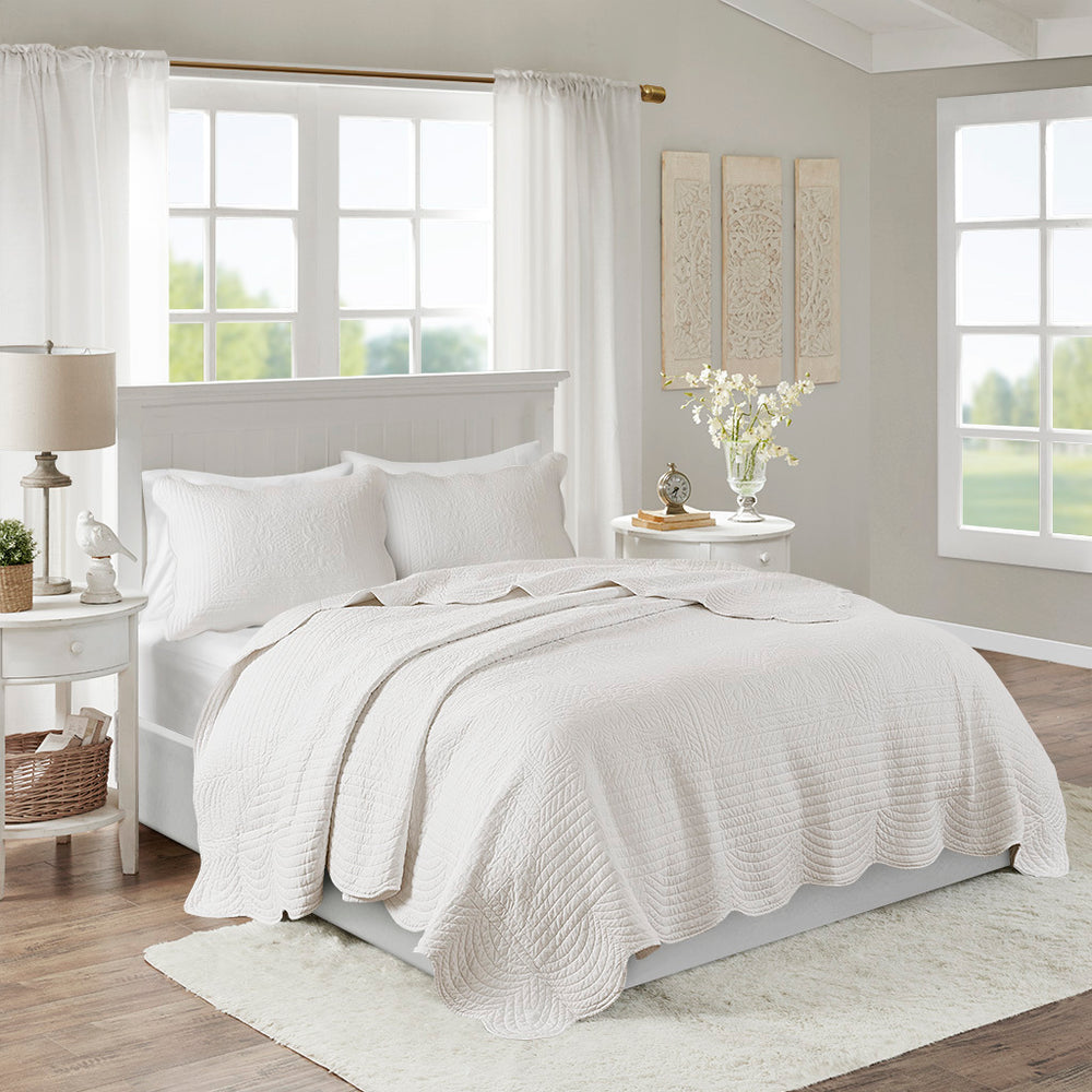 3 Piece Reversible Scalloped Edge Quilt Set White Full/Queen Media 1