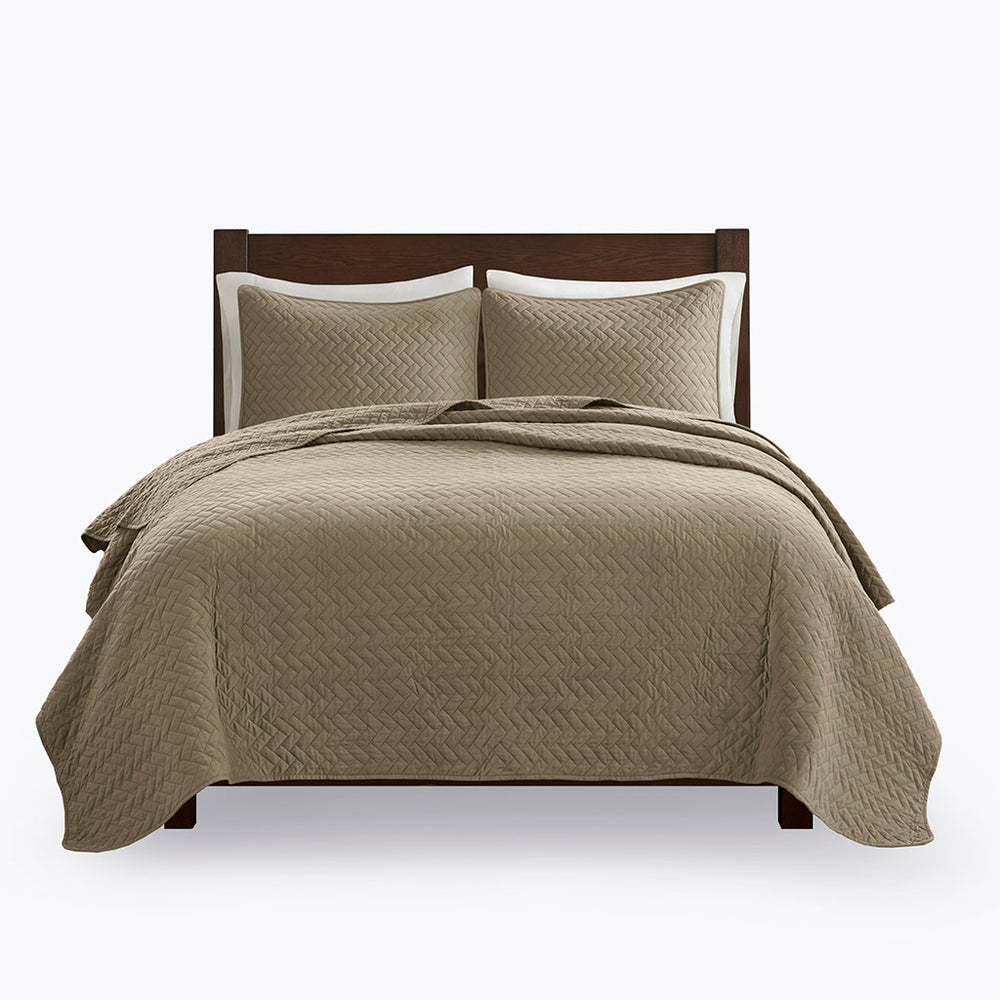 Queen 3 Piece Luxurious Oversized Quilt Set Media 10