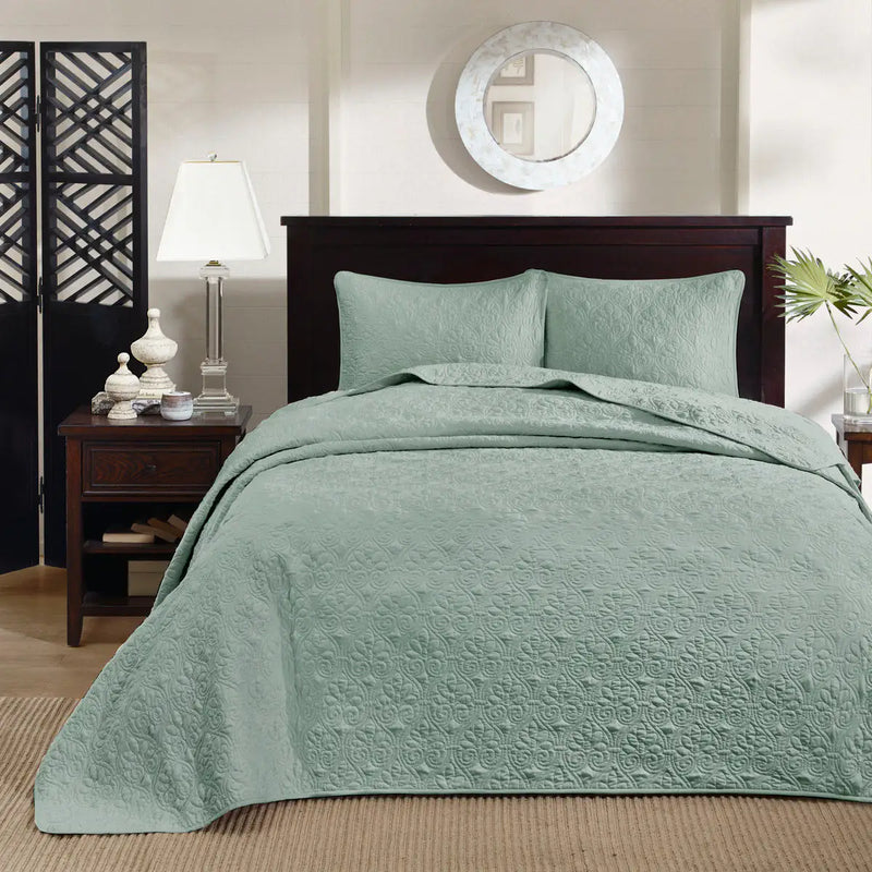 Reversible Quilt and Bedspread Set