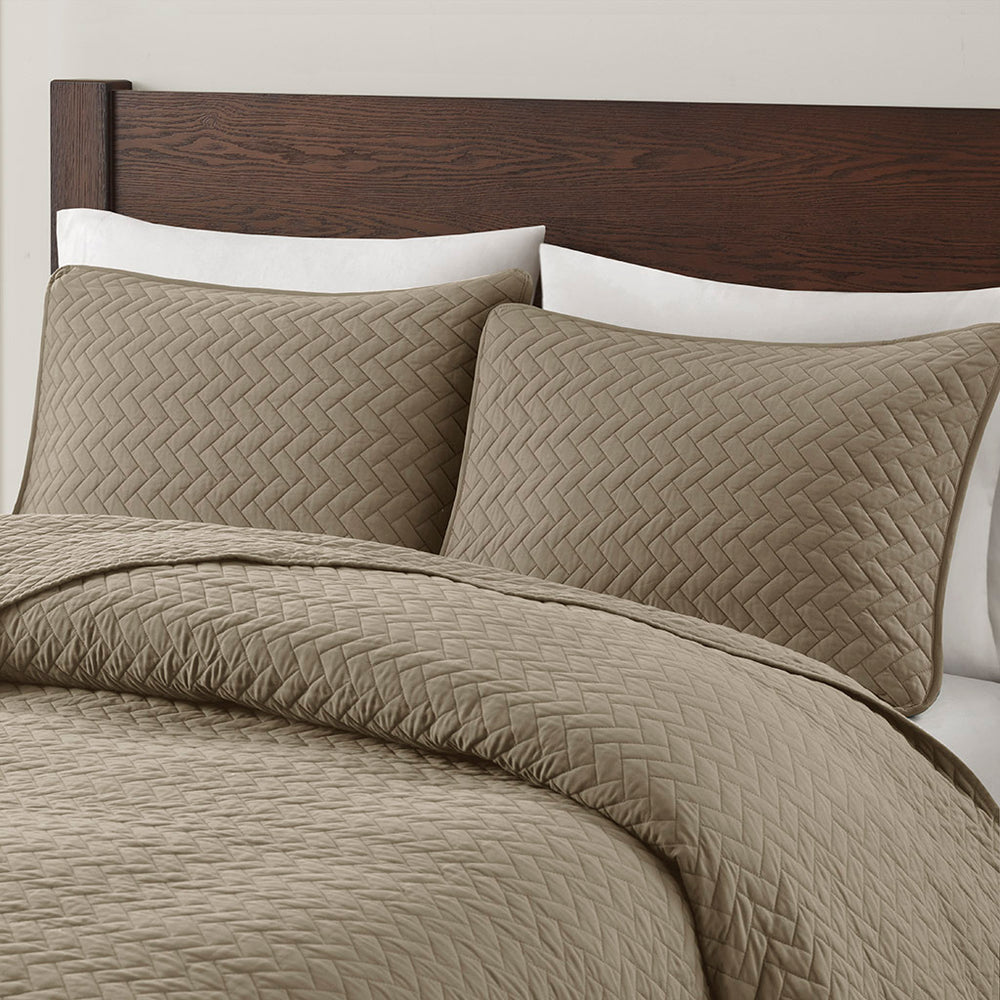 Queen 3 Piece Luxurious Oversized Quilt Set Media 6