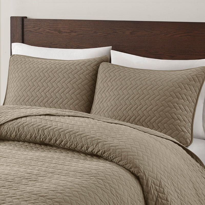 Queen 3 Piece Luxurious Oversized Quilt Set