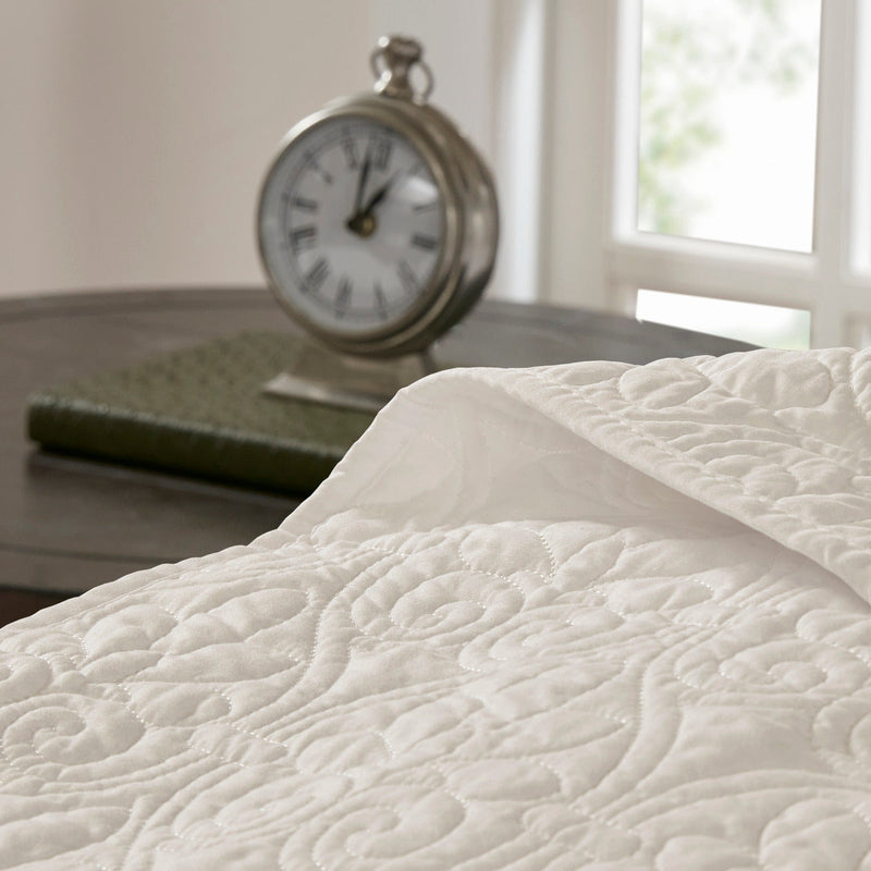 Reversible Quilt and Bedspread Set