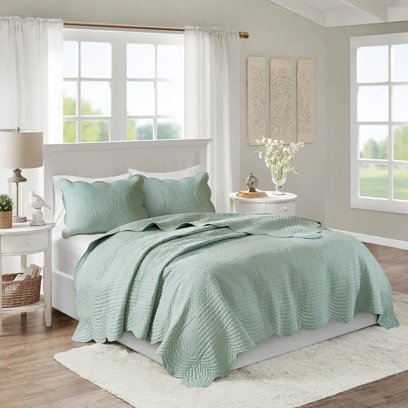 Reversible Scalloped Edge Quilt Set