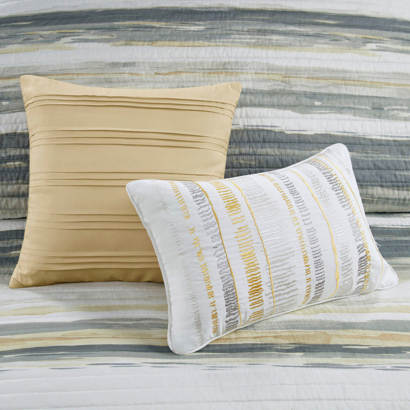 6 Piece Printed Quilt Set with Throw Pillows Yellow King/Cal King