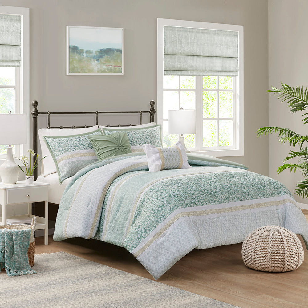 King/Cal King 5 Piece Seersucker Comforter Set with Throw Pillows Media 1